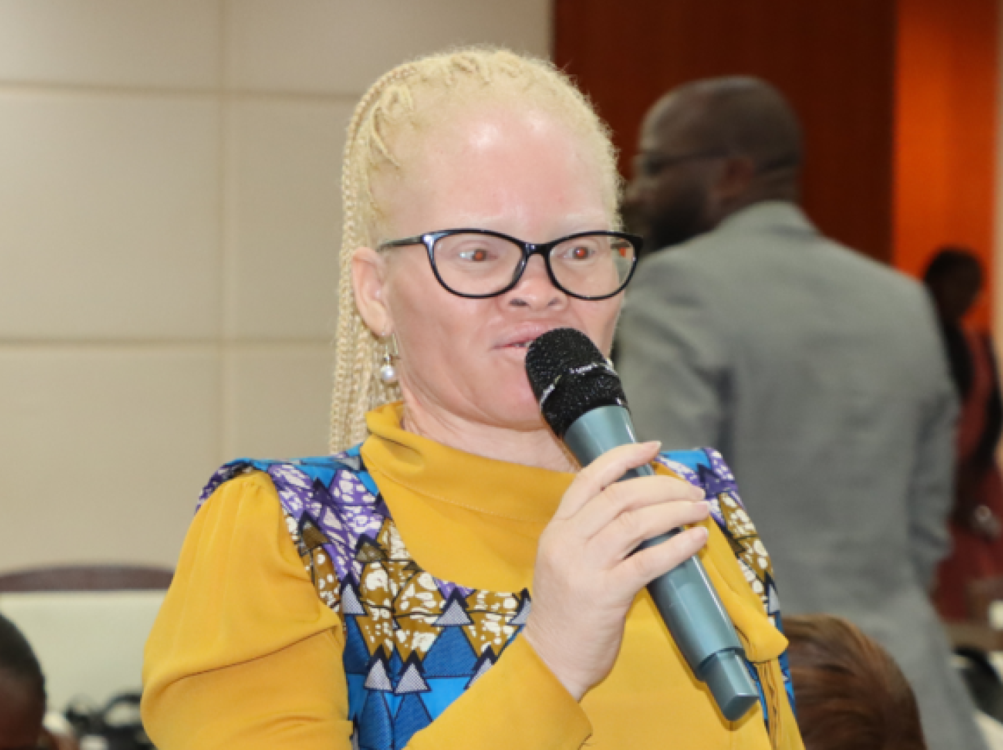 Albertina Camarada, da Associação A4s, falando dos desafios das pessoas albinas em Angola
