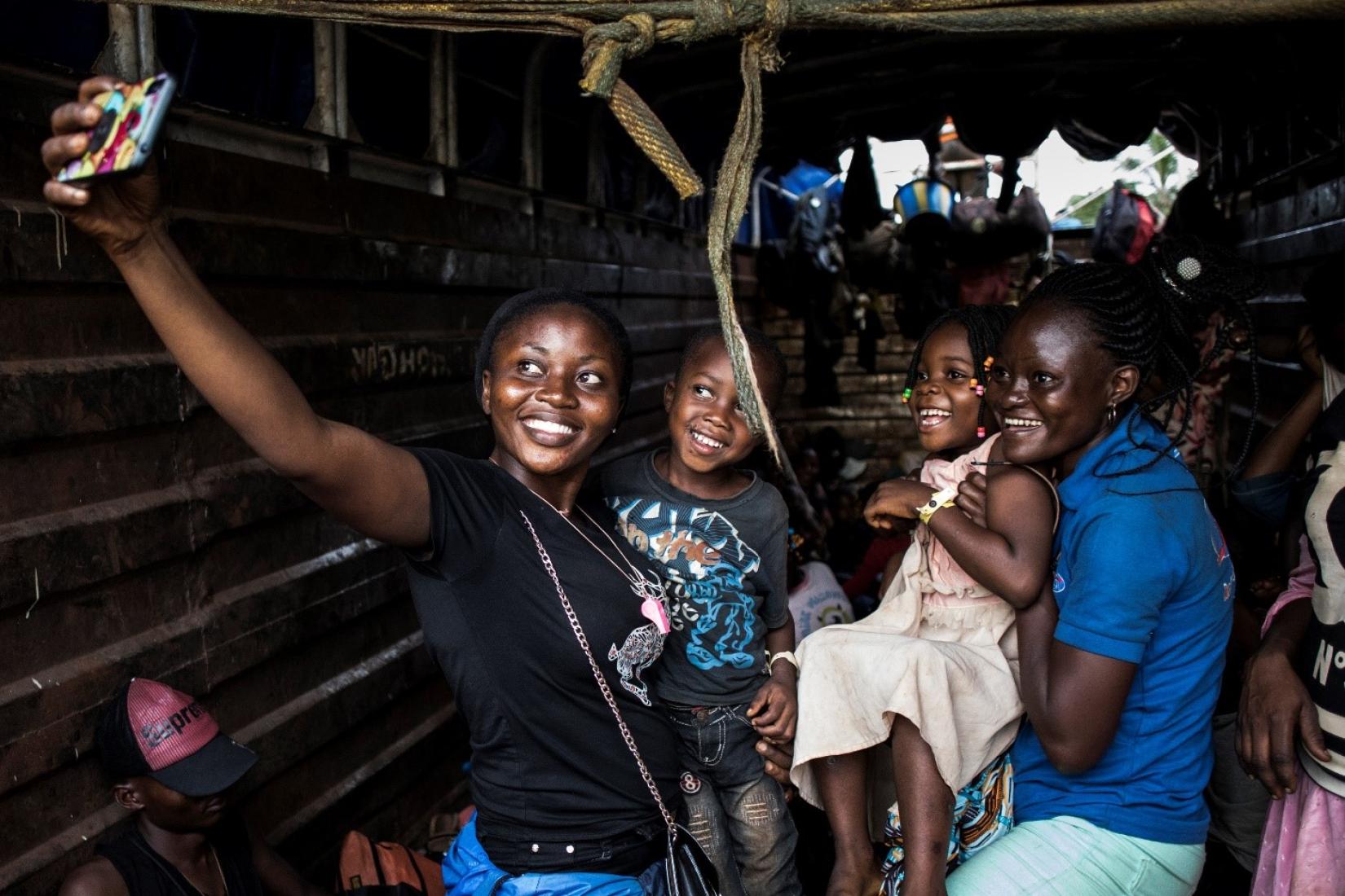 Refugiados da República Democrática do Congo em Angola, preparando-se para voltar para casa por meio do programa de repatriamento voluntário. Foto: ACNUR/John Wessels.