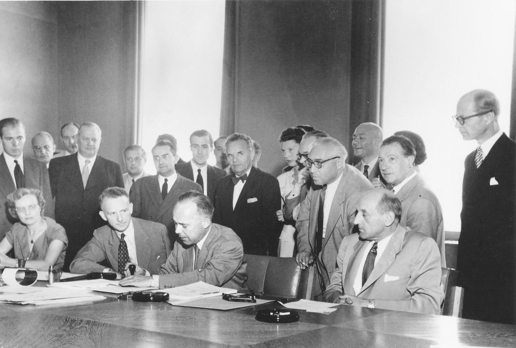 Assinatura da Convenção sobre Refugiados em 28 de Julho de 1951, Genebra, Suíça. 