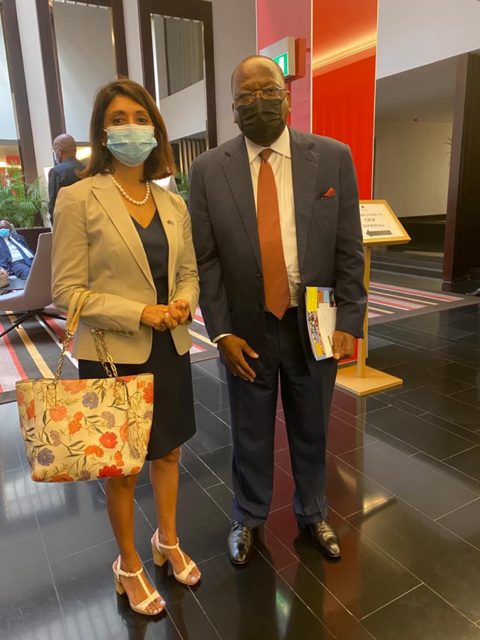 Zahira Virani, Coordenadora Residente da ONU Angola, recebe François Louncény Fall no aeroporto de Luanda