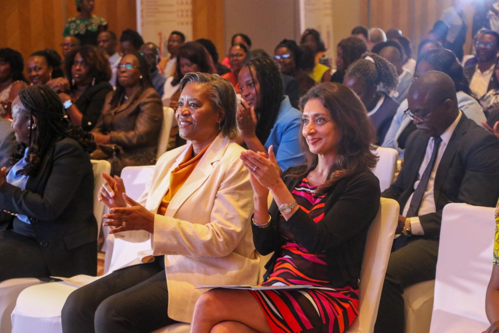 Drª Ana Paula do Sacramento Neto e Drª Zahira Virani aplaudem