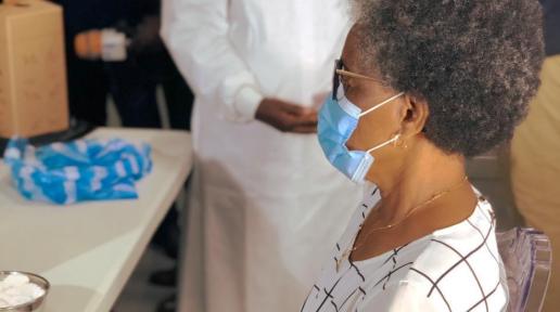 Amélia Gourgel, primeira angolana a ser vacinada.
