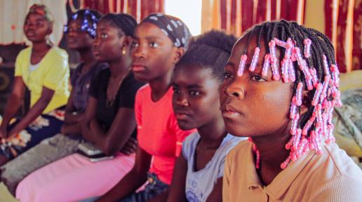 Raparigas participam da sessão de bancada para aprender sobre saúde e bem-estar